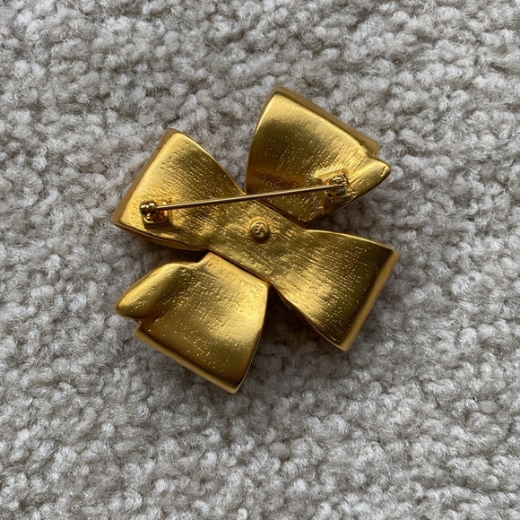 Matte gold bow pin - Picture 2 of 3